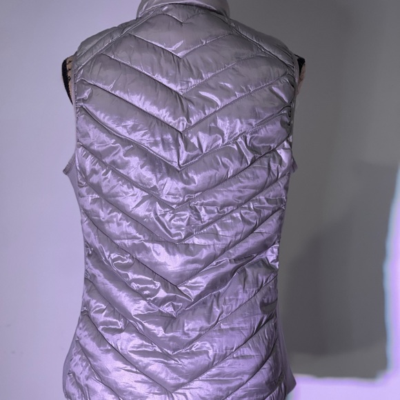 GAP Gray/Silver Primaloft Puffer Vest Size M. Two Front Zipper Pockets. Preloved - Picture 9 of 10